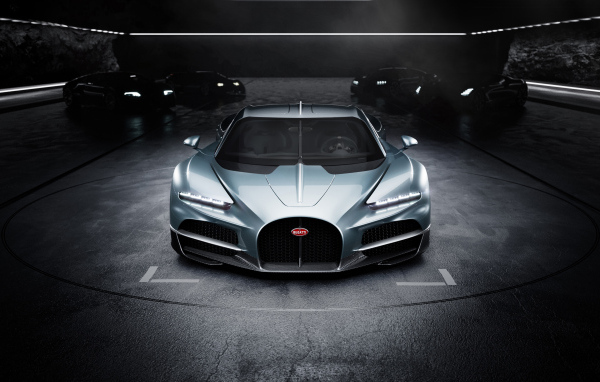 Вид спереди на автомобиль Bugatti Tourbillon 2024 года