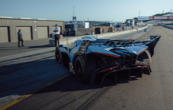 Вид сзади на гоночный автомобиль Bugatti Bolide 100-year Anniversary Edition 2024 года