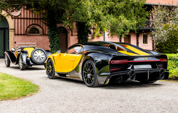 Вид сзади на спорткар Bugatti Type 55 Roadster Bugatti Chiron Super Sport 55 One Of One