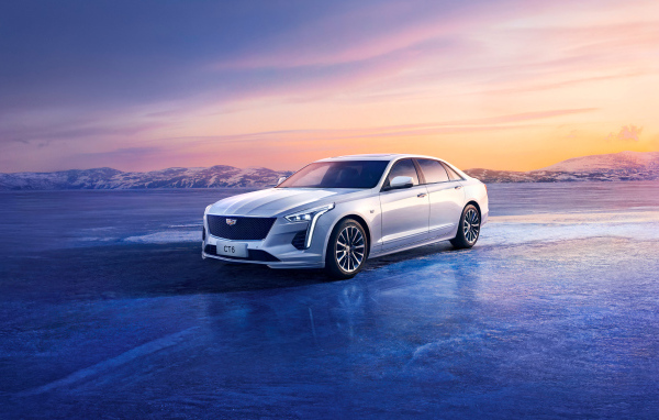 Автомобиль Cadillac CT6 Platinum на фоне красивого неба