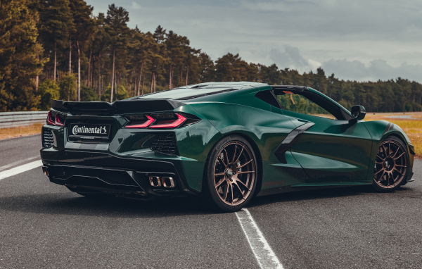 Вид сзади на автомобиль Chevrolet Corvette 45th Limited Edition 2024 года