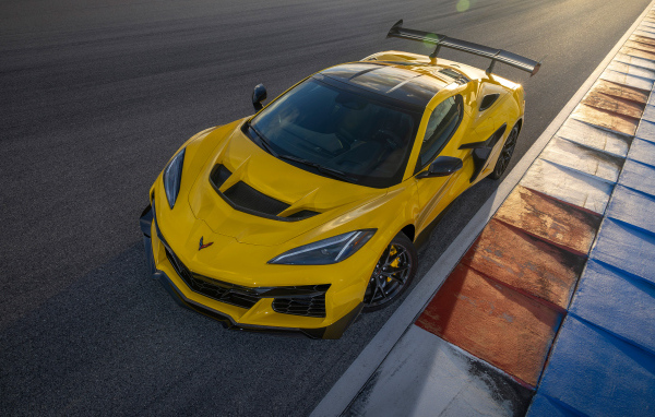 Желтый спортивный автомобиль Chevrolet Corvette ZR1 Coupe ZTK Package 2025 года