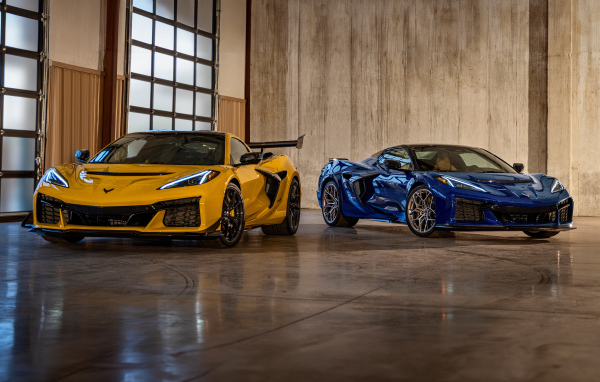 Два автомобиля Chevrolet Corvette ZR1, 2025 года