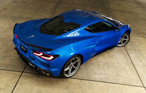 Вид сзади на синий автомобиль Chevrolet Corvette E-Ray 2024 года