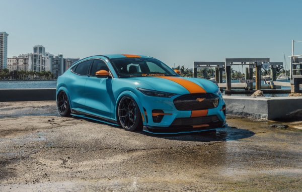 Синий автомобиль Ford Mustang Mach E