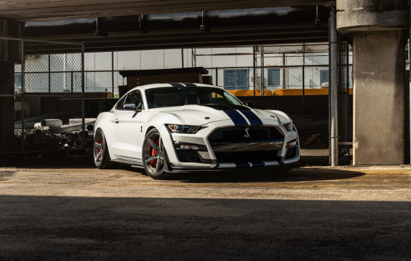 Автомобиль Mustang GT500 в ангаре