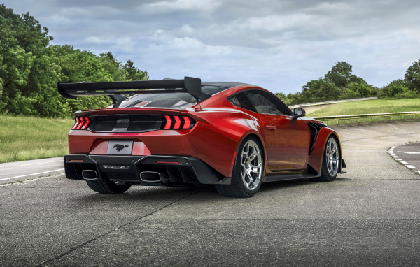 Вид сзади на красный автомобиль Ford Mustang GTD Performance Pack 2025 года