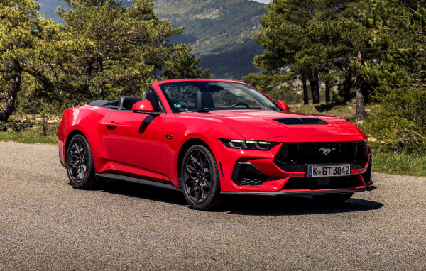 Красный кабриолет Ford Mustang GT Convertible 2024 года