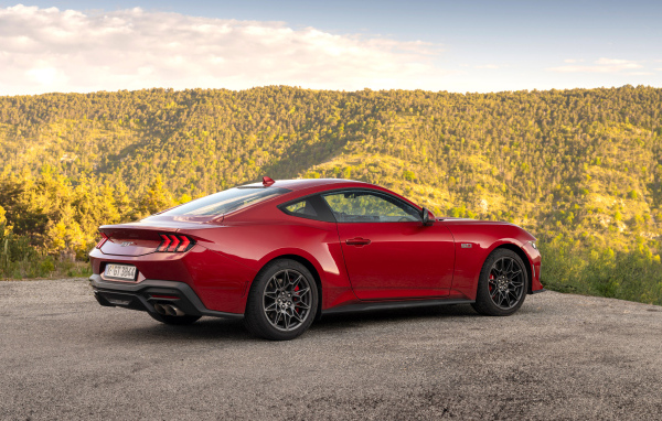 Красный автомобиль Ford Mustang GT 2024 года вид сзади