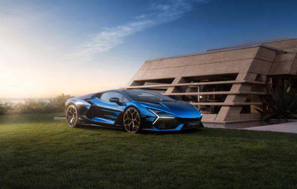 Синий спорткар Lamborghini Revuelto Opera Unica 2024 года