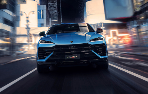 Вид спереди на синий внедорожник Lamborghini Urus SE