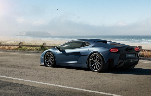 Вид сбоку на спортивный автомобиль Lamborghini Temerario Super