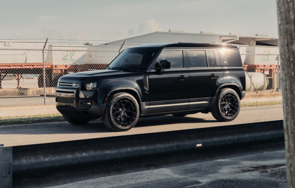Большой черный Land Rover Defender