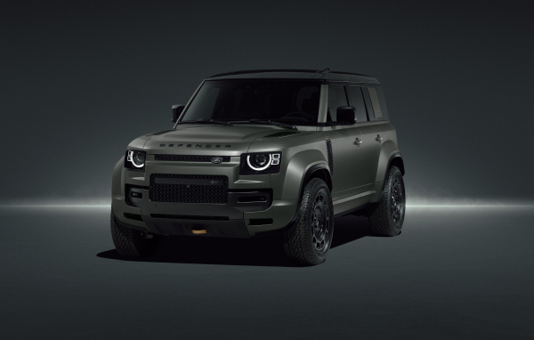 Вид спереди на внедорожник Land Rover Defender OCTA Edition One 2024 года