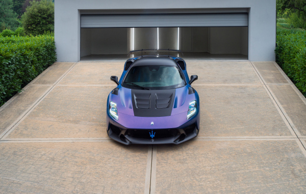 Автомобиль Maserati GT2 Stradale 2024 года у гаража