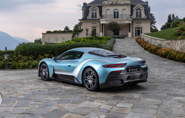 Вид сзади на автомобиль Maserati MC20 Iris 2024 года