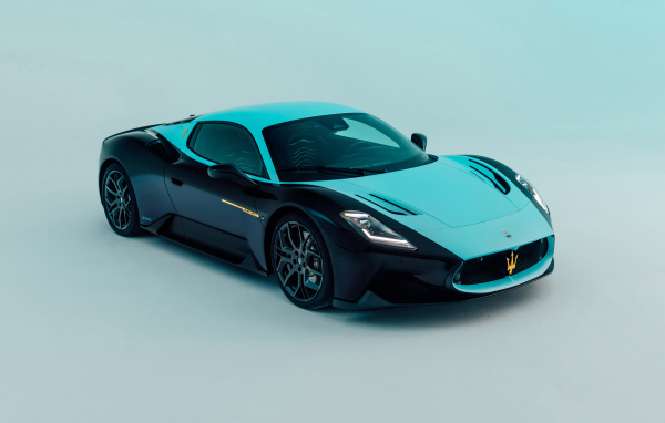 Автомобиль Maserati MC20 Leggenda 2024 года на сером фоне