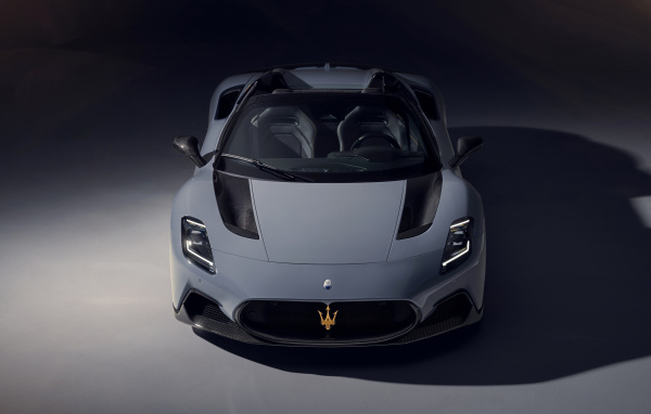 Серый автомобиль Novitec Maserati MC20 Cielo 2024 года