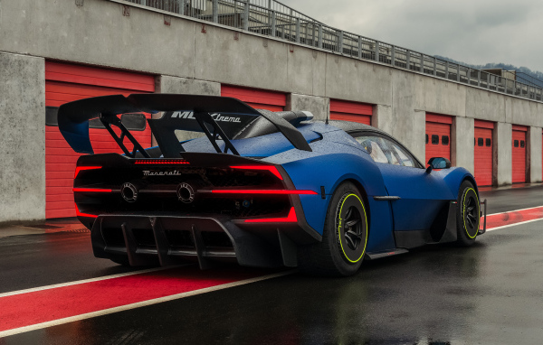 Вид сзади на автомобиль Maserati MCXtrema