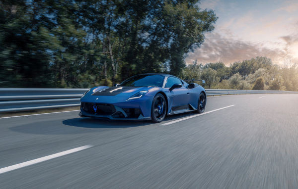 Автомобиль Maserati GT2 Stradale 2024  года на трассе