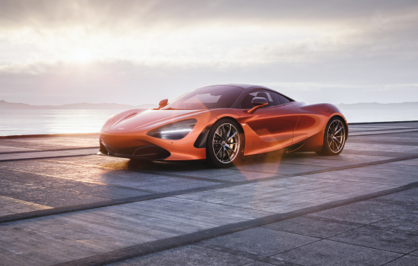 Оранжевый автомобиль McLaren 720S у озера