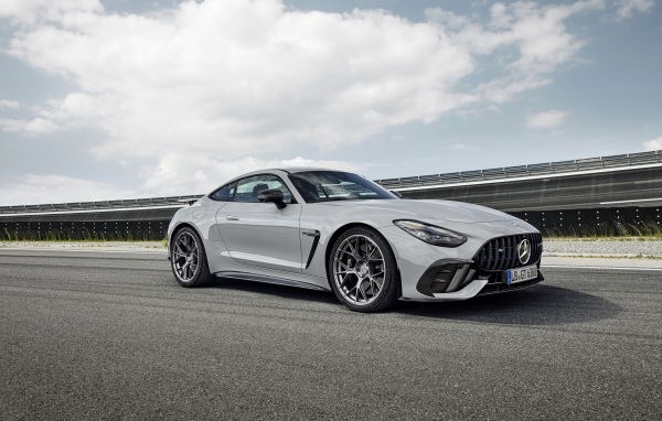 Серый автомобиль Mercedes-AMG GT 63 PRO 4MATIC+ 2024 года