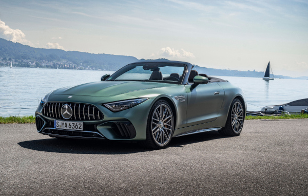 Кабриолет Mercedes-AMG SL 63 S E Performance 2024 года у воды
