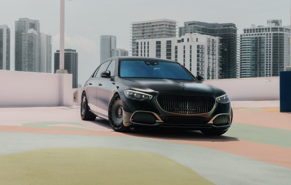 Черный автомобиль Mercedes-Benz Maybach S Class S680 V12