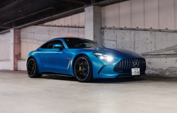 Синий автомобиль Mercedes-AMG GT 63 4MATIC+