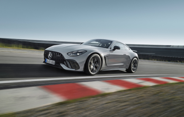 Серебристый автомобиль Mercedes-AMG GT 63 PRO 4MATIC+ 2024 года