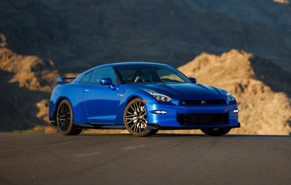 Автомобиль Nissan GT-R Skyline Edition2024 года синего цвета
