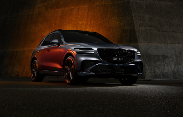Автомобиль Genesis GV70 Sport 2024 года у стены