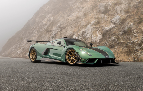 Автомобиль Hennessey Venom F5 Stealth Series 2024 года в горах