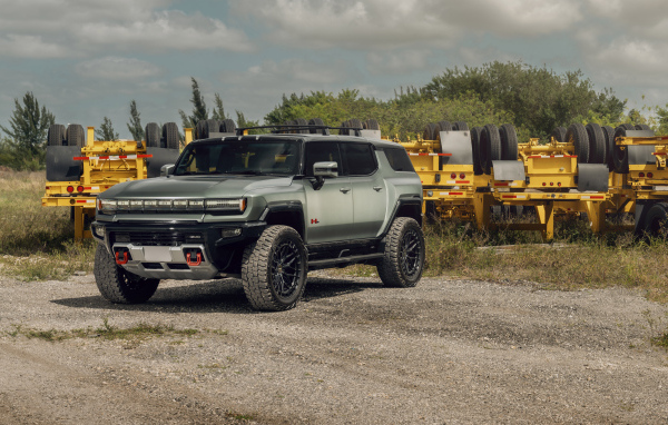 Большой электрический внедорожник Hummer
