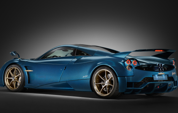 Синий автомобиль Pagani Huayra Epitome 2024 года