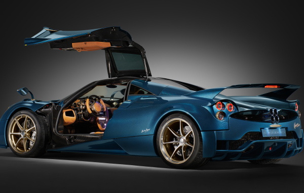 Вид сбоку на автомобиль Pagani Huayra Epitome 2024 года