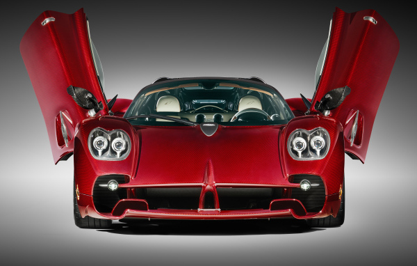 Автомобиль Pagani Utopia Roadster 2024 года с открытыми дверями