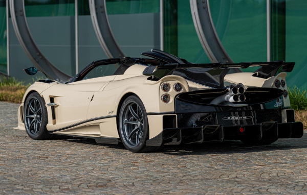 Вид сзади на спорткар Pagani Imola Roadster 2024 года
