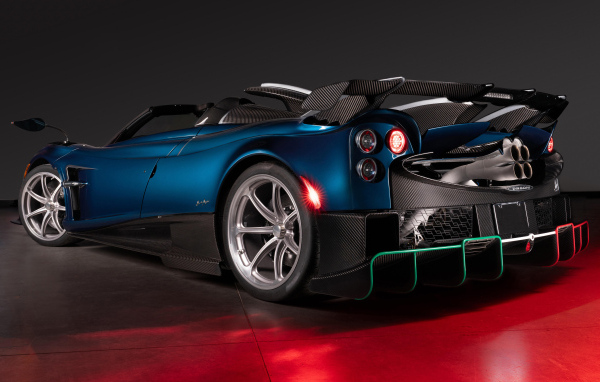 Вид сзади на спортивный автомобиль Pagani Imola Roadster