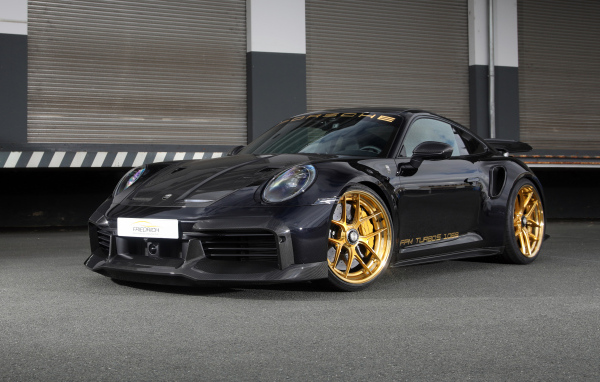 Черный автомобиль Porsche 911 Turbo S