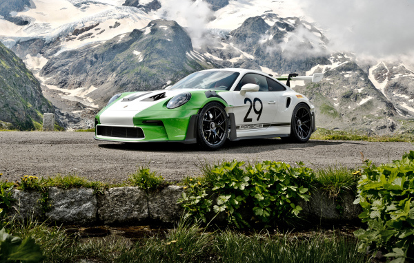 Гоночный автомобиль Porsche 911 GT3 RS на фоне гор