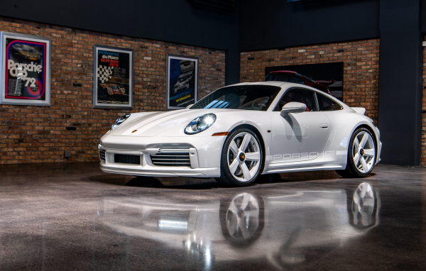 Автомобиль Porsche 911 Sport Classic  на презентации