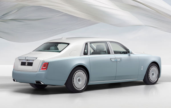 Автомобиль Rolls-Royce Phantom Scintilla 2025 года вид сзади