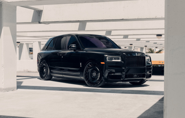 Большой черный Black Rolls-Royce Cullinan