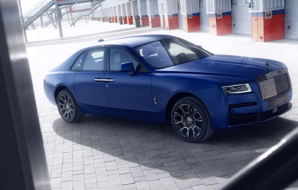 Синий автомобиль Rolls-Royce Black Badge Ghost CGI