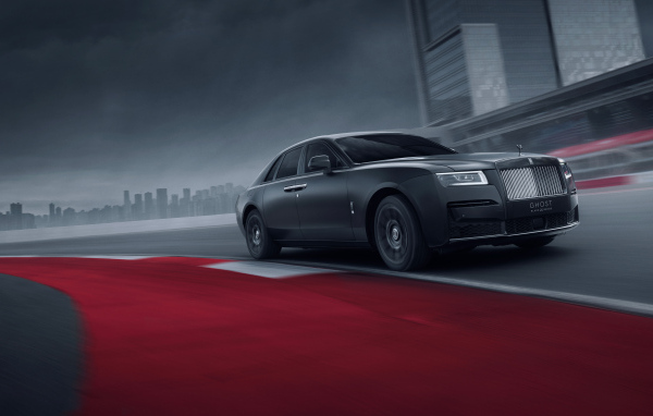 Дорогой черный автомобиль Rolls-Royce Black Badge Ghost