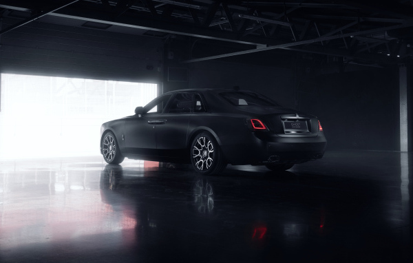 Вид сзади на автомобиль Rolls-Royce Black Badge Ghost