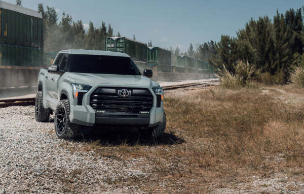 Большой внедорожник Toyota Tundra