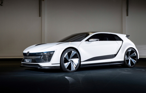 Белый Volkswagen Golf GTE