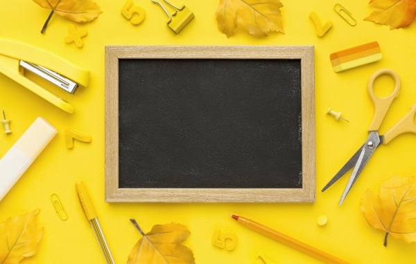 Рамка для фото  с канцелярскими предметами и листьями на желтом фоне